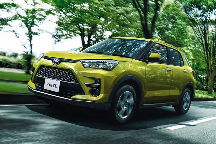 Tương tự như Daihatsu Rocky, Toyota Raize 2020 mới được phát triển dựa trên nền tảng khung gầm Daihatsu New Global Architecture (DNGA) với kết cấu liền khối unibody cùng kích thước dài 3.995 mm (trong đó trục cơ sở dài 2.525 mm), rộng 1.695 mm và cao 1.620 mm.