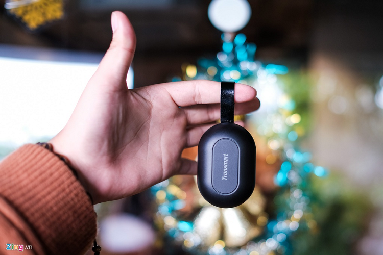 Spunky Beat là một trong những sản phẩm như vây. Hộp của nó được làm nhỏ gọn giống Galaxy Buds. Chiếc hộp này dùng chất liệu nhựa cho cho cảm giác cầm khá êm tay. Ngoài ra, thiết bị còn có một dây móc da để người dùng móc vào chìa khoá hay nơi nào mà bạn muốn. 