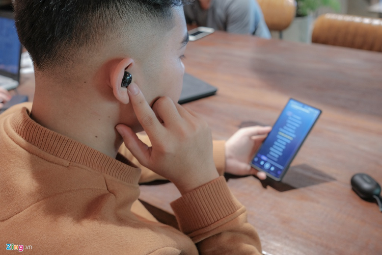 Người dùng có thể chạm một lần trên tai nghe bên phải để dừng/phát bài hát. Chạm một lần bên tai nghe trái để quay trở về bài trước. Bảng điều khiển của tai nghe không quá nhạy, đôi khi không nhận được lệnh từ người dùng.