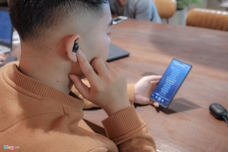 Người dùng có thể chạm một lần trên tai nghe bên phải để dừng/phát bài hát. Chạm một lần bên tai nghe trái để quay trở về bài trước. Bảng điều khiển của tai nghe không quá nhạy, đôi khi không nhận được lệnh từ người dùng.