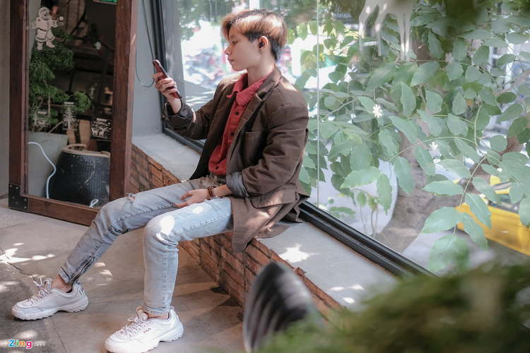 Trải nghiệm thực tế, thiết bị mang đến chất âm tươi sáng. Phần nhạc cụ được thể hiện tách bạch, rõ ràng, không bị chồng chéo lên nhau. Tuy nhiên, khi để âm lượng ở mức khoảng 70%, tôi có cảm giác hơi chói tai. Mẫu tai nghe này cách âm không tốt. Người dùng vẫn nghe được khoảng 80% âm thanh bên ngoài khi đeo thiết bị mà không mở nhạc.