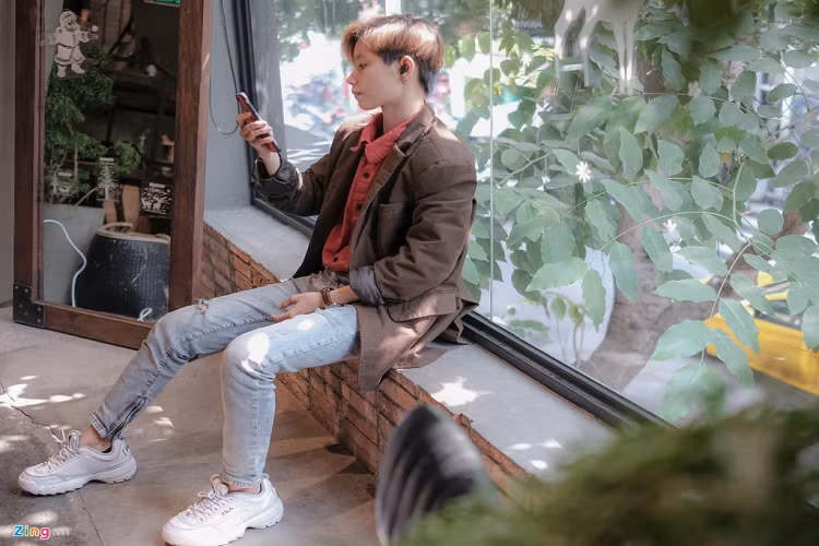 Trải nghiệm thực tế, thiết bị mang đến chất âm tươi sáng. Phần nhạc cụ được thể hiện tách bạch, rõ ràng, không bị chồng chéo lên nhau. Tuy nhiên, khi để âm lượng ở mức khoảng 70%, tôi có cảm giác hơi chói tai. Mẫu tai nghe này cách âm không tốt. Người dùng vẫn nghe được khoảng 80% âm thanh bên ngoài khi đeo thiết bị mà không mở nhạc.