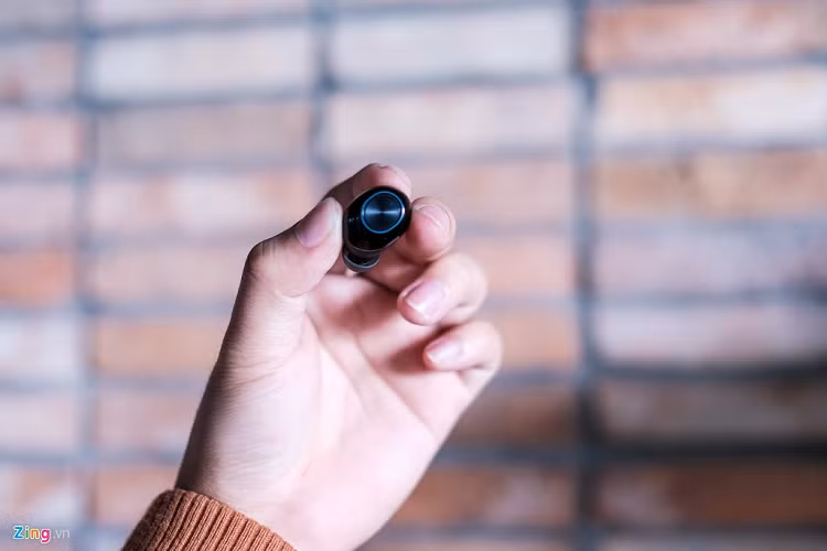 Khác biệt lớn nhất trên Spunky Beat so với các mẫu tai nghe true wireless khác nằm ở thiết kế. Cụ thể, phần thân của tai nghe được làm ngắn. Thiết bị nằm gọn gàng trong tai, cảm giác đeo khá dễ chịu ngay cả khi dùng trong khoảng thời gian dài. Tôi có mang Spunky Beat để chạy bộ, hít đất, chiếc tai nghe này vẫn bám chắc và không bị rơi ra ngoài. 