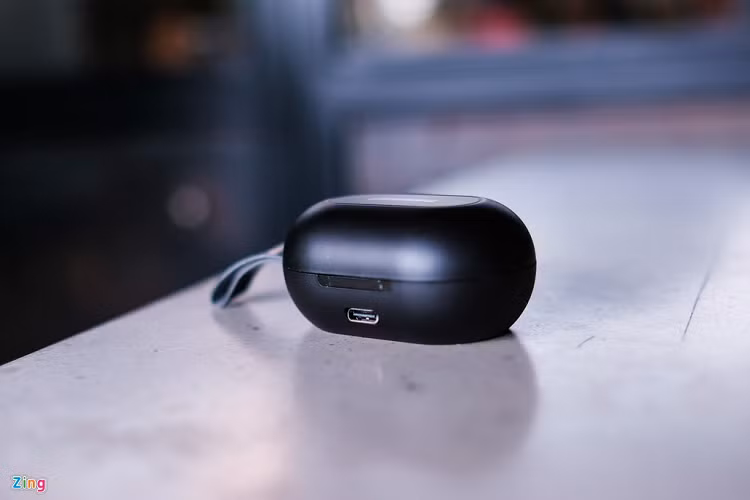 Ở phía sau hộp tai nghe có một cổng USB-C để sạc cho thiết bị. 