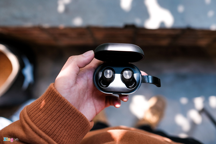 Spunky Beat sở hữu một thiết kế đơn giản, nhỏ gọn, âm thanh chi tiết, rõ ràng. Bên cạnh đó, hộp tai nghe có một dây USB-A để người dùng sạc cho thiết bị dễ dàng. Trong tầm giá 650.000 đồng, Spunky Beat sẽ cạnh tranh với Tiso i5 (giá 680.000 đồng) hay Xiaomi AirDots (650.000 đồng).