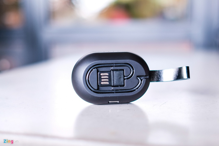 Phía dưới hộp tích hợp sẵn dây USB-A. Bạn có thể cắm vào máy tính hay sạc dự phòng của mình. 