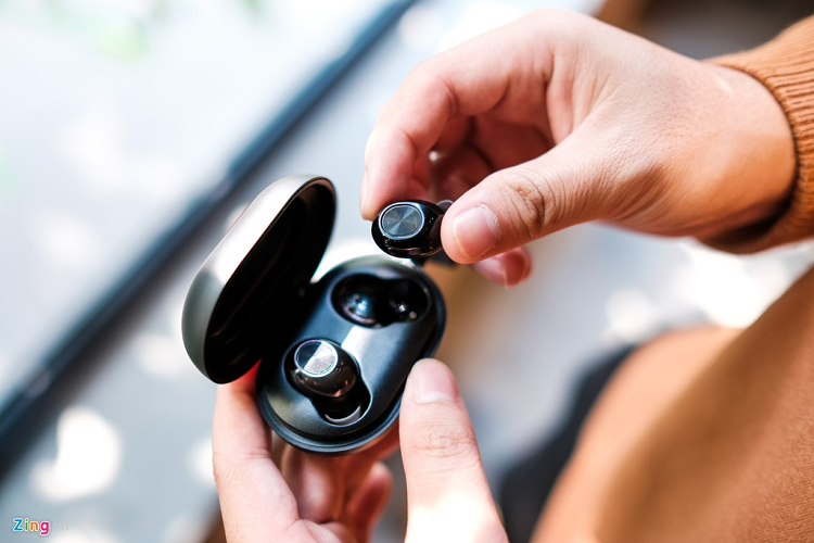 Phần bản lề của hộp được làm khá nhỏ, mỏng manh. Vì thế, khi mở nắp hộp để lấy tai nghe không dây, thiết bị mang đến cảm giác không quá chắc chắn. 