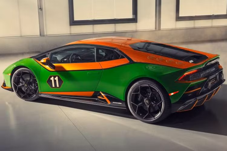 Về truyền động, Lamborghini Huracan Evo GT Celebration được trang bị động cơ V10 giống trên xe đua Huracan GT3 Evo, và chỉ dành cho thị trường Mỹ, các đợt giao hàng đầu tiên cũng sẽ bắt đầu vào năm 2020. 