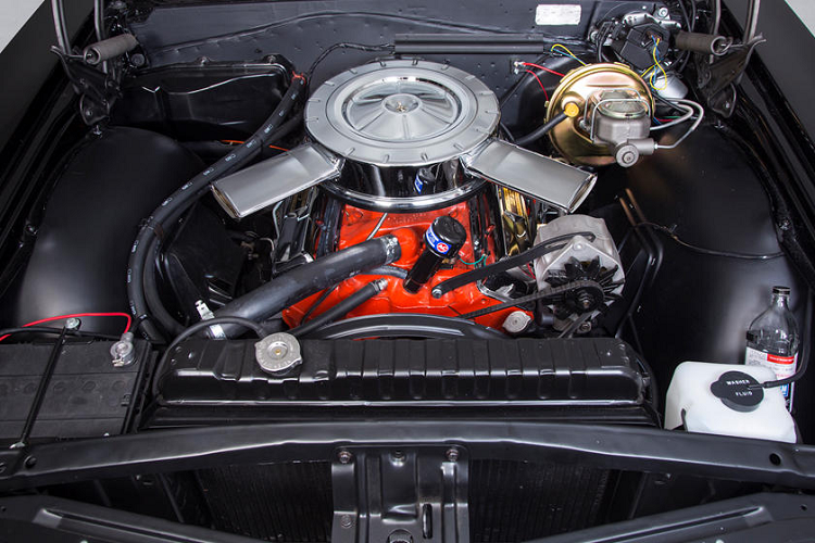  Động cơ V8 của Chevrolet Động cơ V8 “thân nhỏ” của Chevrolet ra mắt lần đầu vào năm 1955, đến nay, nó được biết đến như một động cơ V8 bền bỉ và hiệu quả nhất. Động cơ này hiện vẫn được Chevrolet sử dụng rộng rãi trên nhiều mẫu xe của mình, từ sedan, SUV đến xe bán tải và thậm chí là xe thể thao.