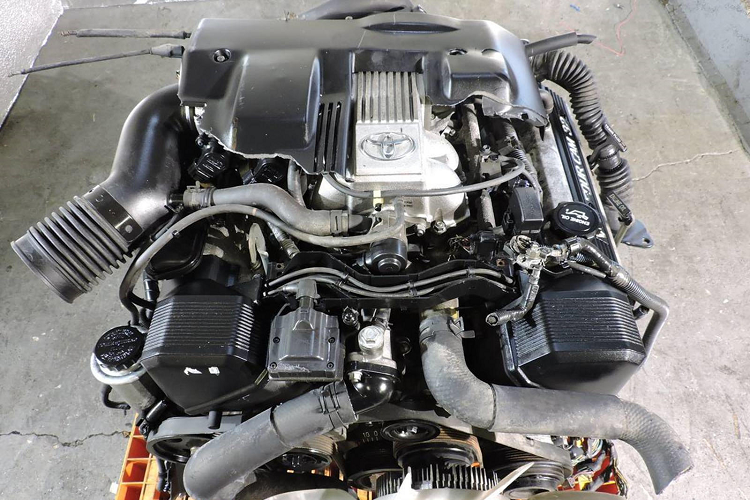  Lexus V8 Khi Lexus ra mắt LS 400 đời 1990 trên thế giới, thương hiệu mới đã đưa ra tạo ra một mối nguy mới cho các thương hiệu xe sang châu Âu. Một phần của lời cảnh báo đó là một động cơ V8, sử dụng mọi kỹ thuật tiên tiến của Lexus, các kỹ sư của Lexus có thể nhồi nhét để tạo ra một động cơ V8 mạnh mẽ đến mức bạn có thể đổ ly rượu sâm banh lên mui xe và không nhìn thấy chúng nhỏ giọt để chuyển hướng.