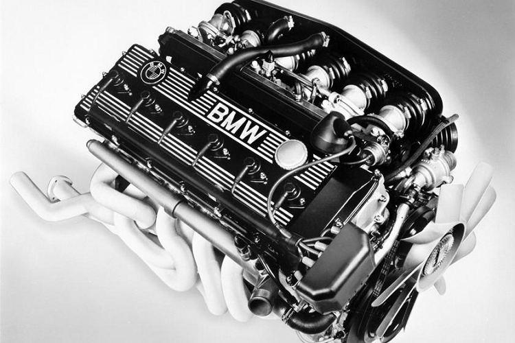  BMW I6 Một động cơ khác có tuổi thọ cao và cũng được sản xuất sau thế chiếc thứ 2, đó là động cơ 6 xylanh thẳng hàng được BMW tạo ra nhằm cạnh tranh với Mercedes. Vào năm 1968, hãng xe đã quyết định thêm 2 xylanh vào động cơ đang có tiếng vang thời đó, động cơ 4 xylanh 2.0.