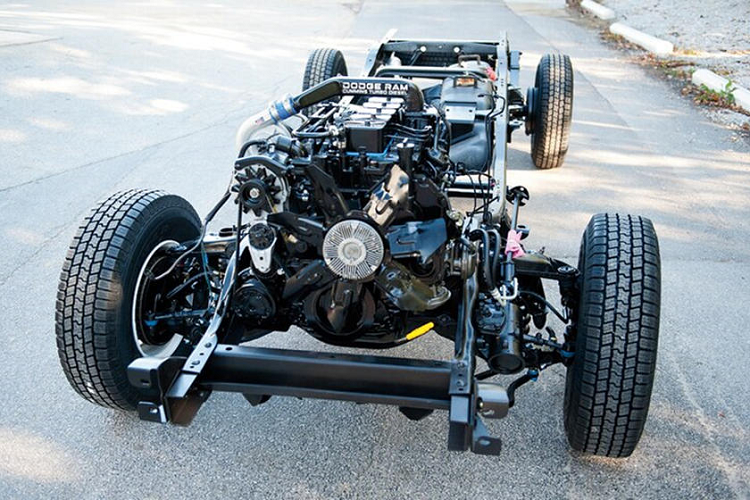  Cummins 6BT Lý do 6BT có mặt trên dòng xe tải của Dodge là do được thiết kế ban đầu cho các thiết bị nông nghiệp và xây dựng. Đó thực sự là một động cơ nông nghiệp, và điều đó có nghĩa là nó có thể làm công việc khó khăn mà chủ sở hữu xe tải cần làm với độ tin cậy cao.