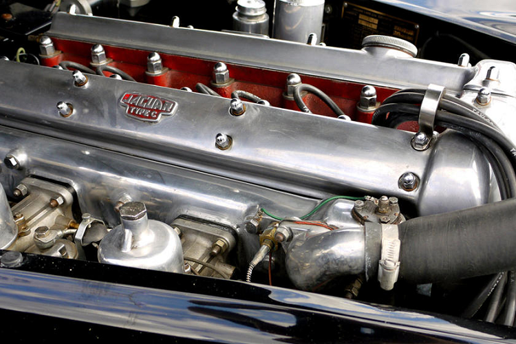  Jaguar XK Động cơ 6 xylanh thẳng hàng cung cấp nền tảng cho thành công của Jaguar, cũng được sinh ra từ Thế chiến II. Chuyện kể rằng ý tưởng về động cơ đã được Sir William Lyons và William Haynes nghĩ ra khi họ ngồi trên sân thượng như một phần của đội theo dõi hỏa hoạn trong khi các máy bay ném bom của Đức thả bom lên thành phố Coventry ở Anh.