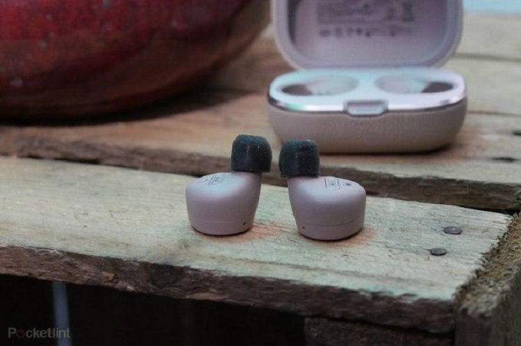 Hai củ tai của máy không quá lớn (23 x 20 x 25 mm) và trọng lượng nhẹ (tai phải 7 gram, tai trái 6 gram), cộng thêm phần eartip thiết kế vừa khít lỗ tai người nghe, cho phép bỏ tạp âm và truyền tải âm thanh một cách chính xác, nhất là dải âm trầm. 