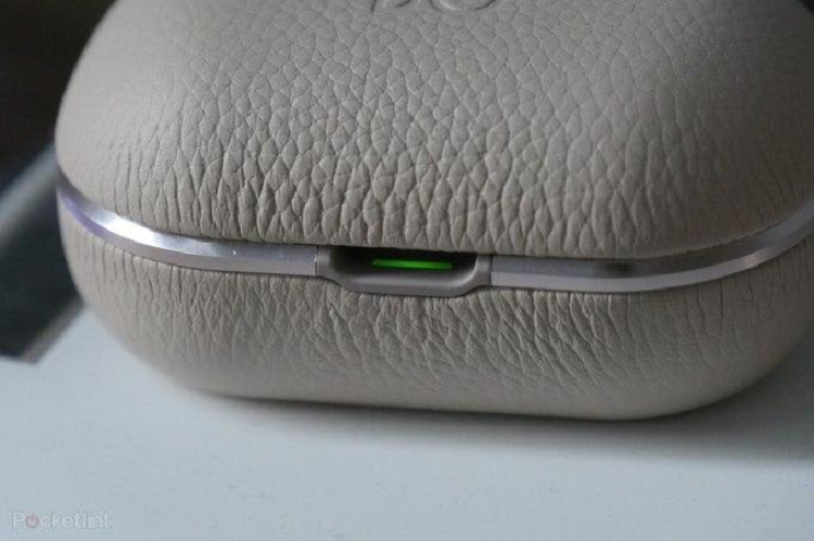 Phía trước hộp đựng tai nghe B&amp;O là đèn báo sạc, trong khi mặt sau có thêm đèn báo mức pin (3 mức). So với thế hệ đầu, Beoplay E8 2.0 dùng cổng USB Type C thay cho microUSB. Hộp đựng này cũng hỗ trợ sạc không dây tương tự Apple AirPods Pro.