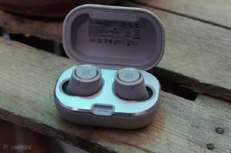 Bên trong hộp đựng được B&amp;O thiết kế với phay xước kim loại sang trọng. Hai củ tai được đặt hai bên và phân biệt phải/trái thay vì đặt tự do như Pioneer SE-C5TW hay Klipsch T5 True Wireless. 