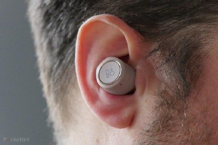 Tại Việt Nam, Beoplay E8 2.0 được bán với giá 10,99 triệu đồng, có thể xem là cao nhất hiện nay trên thị trường tai nghe true wireless, cao hơn Sennheiser Momentum True Wireless và 'người anh em' Beoplay E8 đời đầu (cùng 9 triệu đồng) và gần gấp đôi Apple AirPods Pro (7,4 triệu đồng).