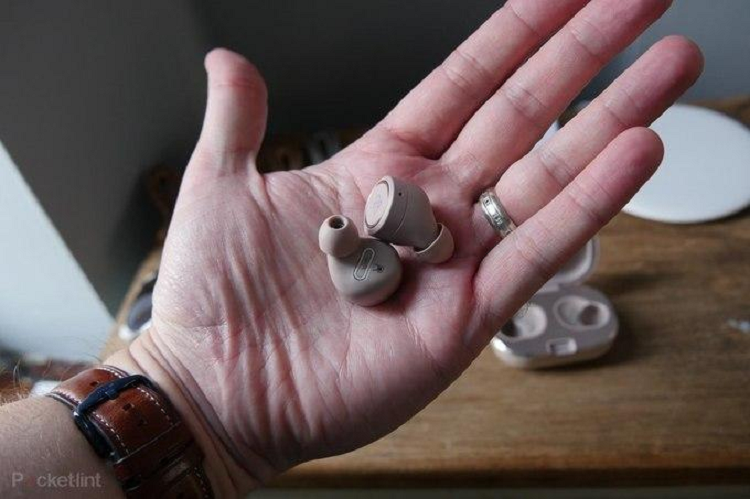 Bên cạnh đó, thiết bị cũng tích hợp hàng loạt công nghệ, chẳng hạn, NFMI - Near Field Magnetic Induction (cảm ứng từ tính tầm ngắn) - giúp kết nối và đồng bộ hai củ tai luôn ổn định và tốn ít năng lượng, hay chế độ Transparent Mode cho phép vừa nghe nhạc vừa theo dõi được những âm thanh từ môi trường bên ngoài.