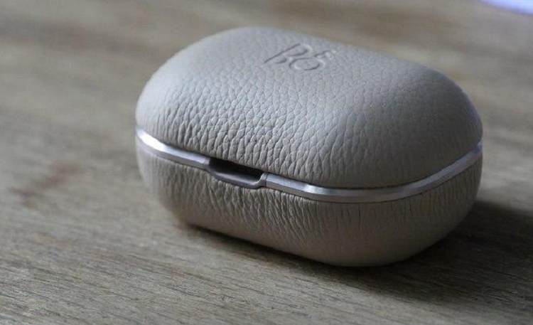  Beoplay E8 2.0 mới là phiên bản thứ hai của dòng tai nghe không dây thực sự (true wireless) của Bang&amp;Olufsen (Đan Mạch). So với thế hệ đầu, máy vẫn có thiết kế bọc da vỏ hộp nhưng tạo thêm phần viền kim loại tạo sự sang trọng, đẳng cấp hơn. Đây cũng là điểm khác biệt của Beoplay E8 2.0 so với hầu hết sản phẩm có mặt trên thị trường vốn sử dụng gần như toàn bộ chất liệu nhựa. Thiết bị có kích thước 73 x 47 x 33 mm và nặng 58 gram, khá nhỏ gọn nếu so sánh với các model khác.