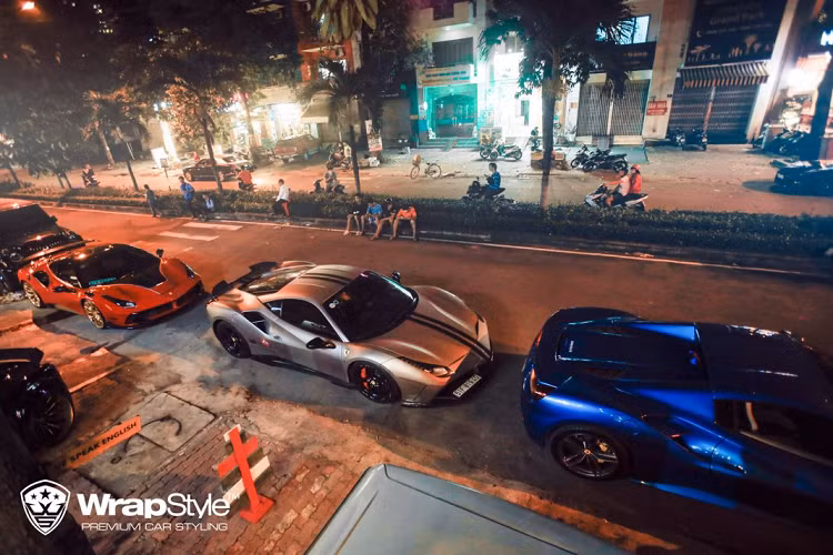 Buổi offline tại Wrapstyle đã diễn ra vô cùng suôn sẻ và quy tụ rất nhiều cái tên nổi bật trong làng xe Việt như : McLaren 720S với 2 chiếc, Ferrari 488 với 2 chiếc Coupe và 2 chiếc Spider, 2 chiếc siêu SUV Mercedes-Benz G63 AMG 2019, Nissan GT-R R35, Bentley Mulsanne Speed, Audi R8 V10 Plus, … với số lượng lên đến 18 góp mặt.