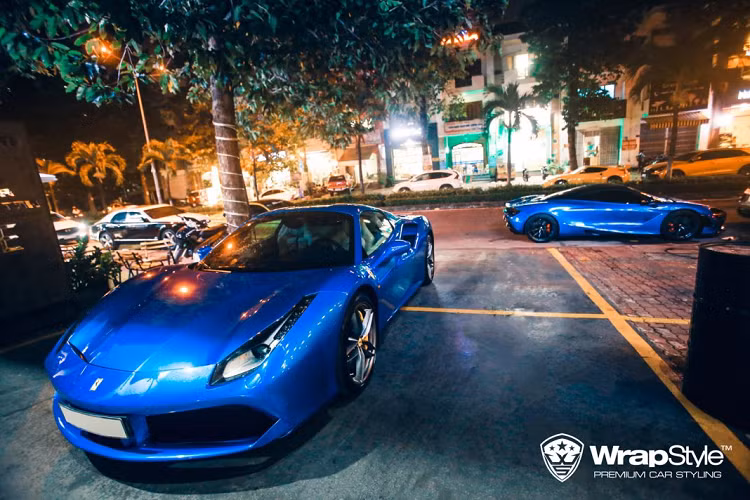 Ferrai 488 Spider màu Blu Corsa và McLaren 720S