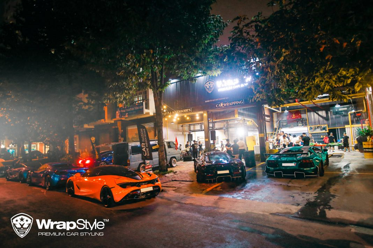 Những bếp than nướng khói bốc lên nghi ngút và một sân khấu “cây nhà lá vườn” là đủ để những thành viên CarPassion ngắm nhìn dàn siêu xe trăm tỷ và có cơ hội để gặp mặt, ngồi lại chia sẻ về những câu chuyện phía sau tay lái của các “chiến mã” mãnh mẽ hàng đầu thế giới hiện nay.