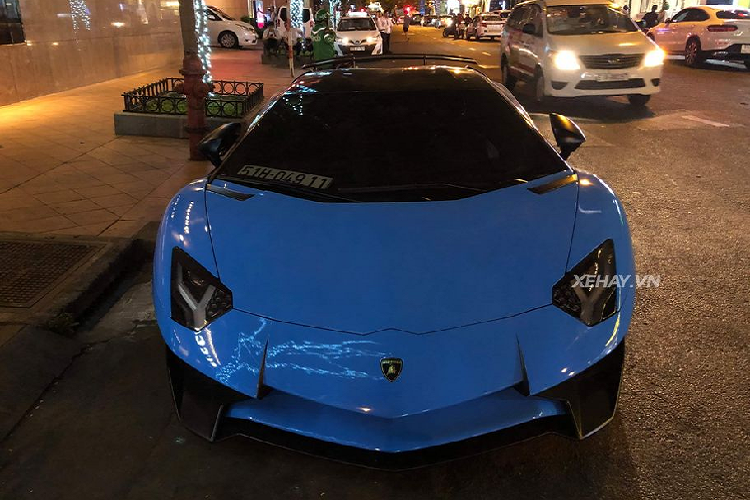 Lamborghini Aventador LP750-4 SV mang trong mình các hốc gió trước được thiết kế lại, ở bên hông xe được trang bị thêm cánh lướt gió mới và đuôi xe có sự thay đổi ở bộ khuếch tán, lưới tản nhiệt, ống xả nhưng đáng kể nhất là cánh lướt gió cố định cỡ lớn bằng carbon.
