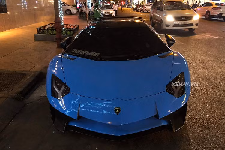 Lamborghini Aventador LP750-4 SV mang trong mình các hốc gió trước được thiết kế lại, ở bên hông xe được trang bị thêm cánh lướt gió mới và đuôi xe có sự thay đổi ở bộ khuếch tán, lưới tản nhiệt, ống xả nhưng đáng kể nhất là cánh lướt gió cố định cỡ lớn bằng carbon.