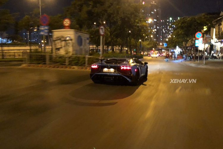 Hiệu quả khí động học của Aventador SV đã được cải thiện 150% so với "người tiền nhiệm", trong khi áp lực xuống mặt đường được cải thiện 170% so với bản tiêu chuẩn. Ngoài ra, trọng lượng xe giảm 50 kg, chỉ còn ở mức 1.525 kg nhờ việc sử dụng chất liệu carbon siêu nhẹ.