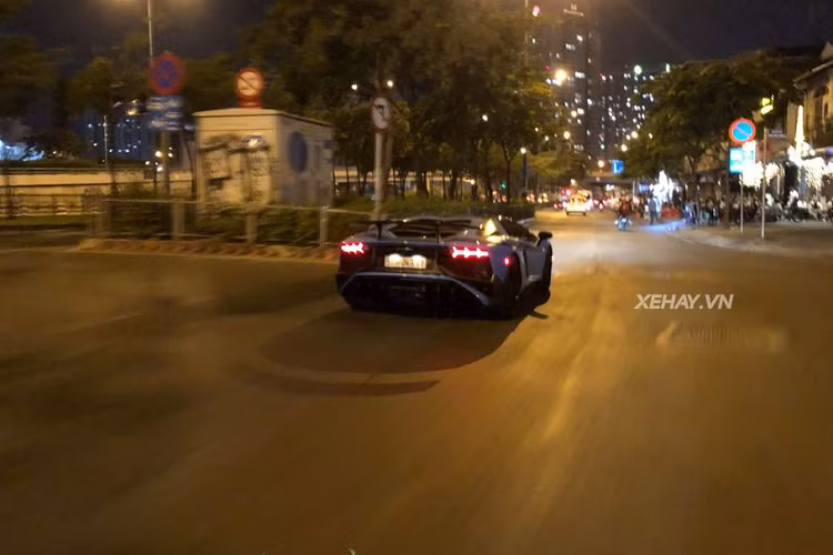 Hiệu quả khí động học của Aventador SV đã được cải thiện 150% so với "người tiền nhiệm", trong khi áp lực xuống mặt đường được cải thiện 170% so với bản tiêu chuẩn. Ngoài ra, trọng lượng xe giảm 50 kg, chỉ còn ở mức 1.525 kg nhờ việc sử dụng chất liệu carbon siêu nhẹ.