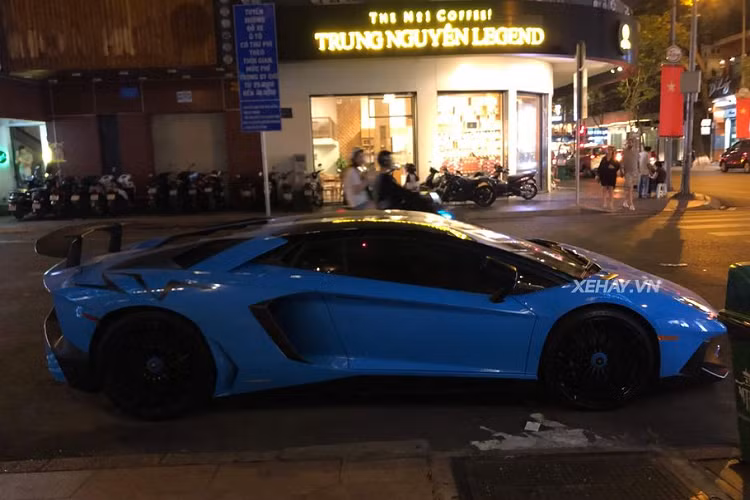 Xe sở hữu khối động cơ V12, dung tích 6.5 lít mang đến công suất 750 mã lực với mô-men xoắn 690 Nm cho phép xe tăng tốc từ 0-100km/h chỉ trong 2,8 giây trước khi đạt vận tốc đối đa 350 km/h. Giá siêu xe Lamborghini Aventador LP750-4 SV khi về Việt Nam thời điểm mới được các đơn vị nhập khẩu tư nhân bán ra không dưới 30 tỷ đồng.