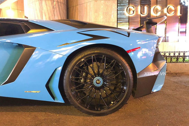 Nhờ ứng dụng vật liệu sợi carbon rộng rãi, Aventador SV coupe có trọng lượng nhẹ hơn 50kg so với bản tiêu chuẩn. Bên cạnh đó, hệ thống giảm chấn thích ứng là trang bị tiêu chuẩn trên phiên bản SV. Các cảm biến sẽ điều chỉnh độ cứng giảm xóc tuỳ thuộc vào tốc độ, điều kiện đường…