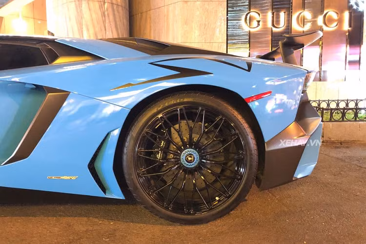 Nhờ ứng dụng vật liệu sợi carbon rộng rãi, Aventador SV coupe có trọng lượng nhẹ hơn 50kg so với bản tiêu chuẩn. Bên cạnh đó, hệ thống giảm chấn thích ứng là trang bị tiêu chuẩn trên phiên bản SV. Các cảm biến sẽ điều chỉnh độ cứng giảm xóc tuỳ thuộc vào tốc độ, điều kiện đường…
