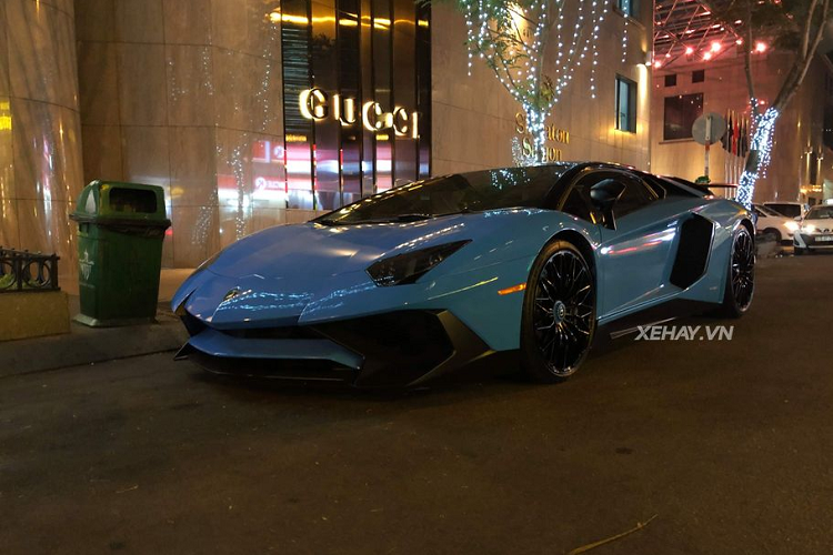 Mẫu siêu xe Lamborghini Aventador LP750-4 SV trong bài viết được đưa về nước hồi cuối năm 2016 và nhanh chóng trở thành tâm điểm của mọi sự chú ý bởi đây là siêu xe thuộc dạng cực hiếm tại Việt Nam. Sau gần 4 năm lăn bánh cùng nhiều lần đổi màu sơn ngoại thất, siêu phẩm Aventador LP750-4 SV Coupe nay sở hữu "bộ cánh" nguyên bản màu xanh dương đậm với nội thất bọc da đen cuốn hút.