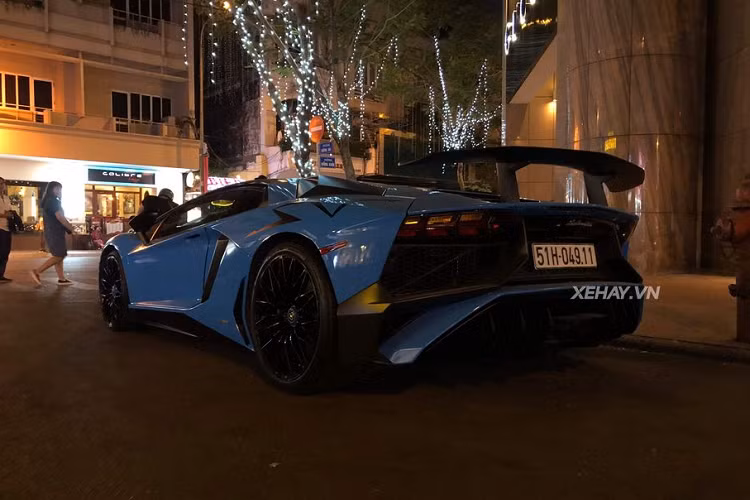 Xe sở hữu bộ mâm 21 inch đa chấu sơn đen nhám kết hợp với bộ lốp Pirelli của Aventador SV coupe. Những nâng cấp khí động học đáng chú ý của Aventador SV coupe bao gồm bộ líp cản trước sửa đổi và bộ khuếch tán phía sau cùng cánh gió cỡ lớn, hệ thống lái điện tử nâng cấp cho khả năng cơ động ở tốc độ cao, hệ thống treo bổ sung các thanh giằng giúp tăng độ ổn định.