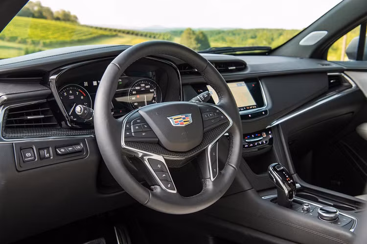 Ngoài bộ mâm 20 inch, XT5 Sport được phân biệt bởi chi tiết trang trí nội thất màu đen và đèn pha khác biệt. Mẫu xe này có tỉ lệ đánh lái nhanh hơn, hệ thống treo thích ứng và cơ cấu ly hợp kép điều khiển hệ thống lái tất cả các bánh.