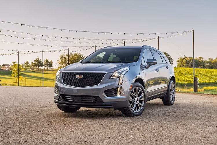 Về ngoại hình, có thể dễ dàng nhận thấy mẫu crossover Cadillac XT5 2020 mới thay đổi thiết kế mặt trước, lưới tản nhiệt đường nét hơn. Xe được trang bị đèn pha tiêu chuẩn mới IntelliBeam LED. 