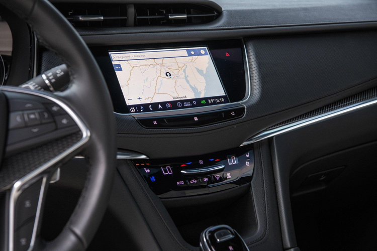 Nội thất Cadillac XT5 2020 cũng được nâng cấp. Khách hàng có nhiều lựa chọn chất liệu và kiểu trang trí nội thất. Ngoài ra, phần trung tâm của xe cũng được làm mới, khay giữ cốc mới, và có cả khay đựng rác trên xe.