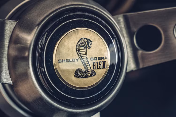 Đặc biệt hơn, tài tử Steve McQueen từng viết thư trực tiếp đến cha ông Sean là Robert Kiernan đề nghị mua lại chiếc Mustang này. Tuy nhiên, cả 2 đã không đi đến thỏa thuận cuối cùng. Steve McQueen mất vào năm 1980 mà vẫn chưa thể cầm lái lại chiếc xe vốn đã cùng ông trở thành một tượng đài điện ảnh của thập kỷ 20.