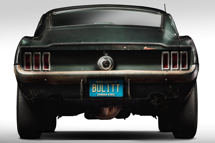 Gắn liền với cảnh rượt đuổi mang tính biểu tượng với chiếc Dodge Charger trên đường phố San Francisco, chỉ có 2 chiếc Mustang GT được sản xuất cho cảnh phim này. Sau khi đoàn phim đóng máy, chiếc Mustang còn nguyên vẹn duy nhất được bán cho một nhân viên của Warner Bros là Robert Ross.