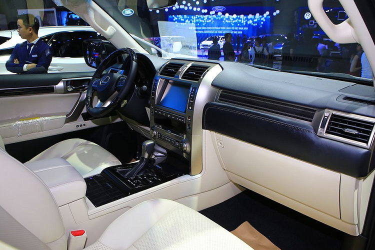 Hãng Lexus cho biết, GX460 2020 được tích hợp các trang bị an toàn theo chuẩn Lexus Safety System+, bao gồm các tính năng hiện đại như đèn thông minh Intelligent High Beams, hệ thống cảnh báo va chạm trước với tính năng phát hiện người đi bộ, radar, hệ thống cảnh báo lệch làn đường, hệ thống cảnh báo điểm mù, hệ thống cảnh báo va chạm lùi...