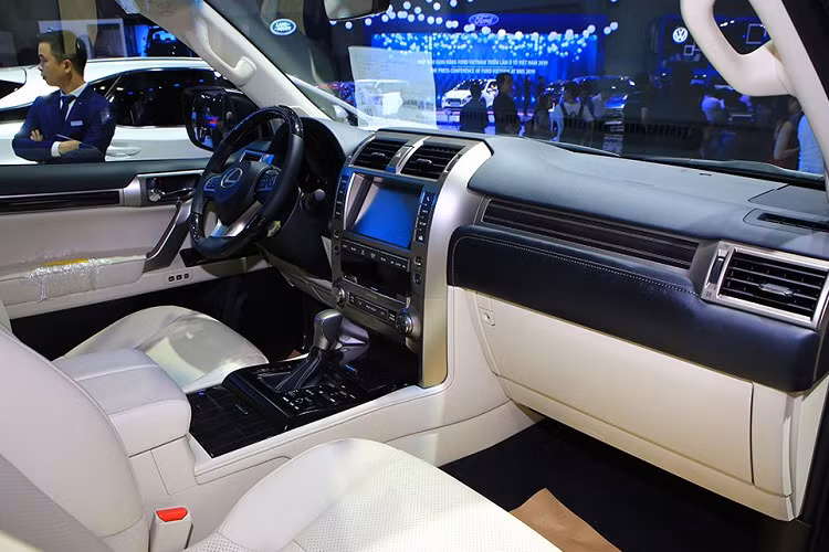 Hãng Lexus cho biết, GX460 2020 được tích hợp các trang bị an toàn theo chuẩn Lexus Safety System+, bao gồm các tính năng hiện đại như đèn thông minh Intelligent High Beams, hệ thống cảnh báo va chạm trước với tính năng phát hiện người đi bộ, radar, hệ thống cảnh báo lệch làn đường, hệ thống cảnh báo điểm mù, hệ thống cảnh báo va chạm lùi...