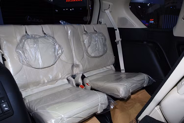 Sở hữu kích thước tổng thể lớn nên không có gì ngạc nhiên khi GX460 2020 có cho mình một hàng ghế thứ ba khá rộng rãi