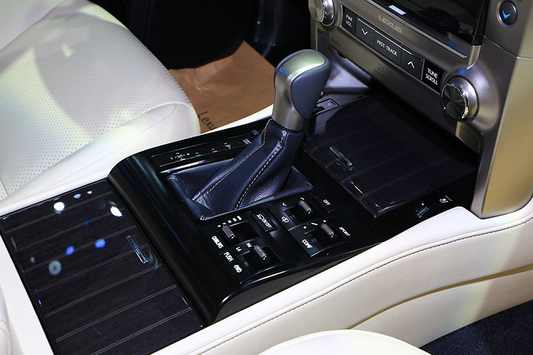 Bước vào không gian nội thất, GX460 2020 tiếp tục phát huy truyền thống gọn gàng và sang trọng của mình với vật liệu cấu thành nên khoang cabin chủ yếu là da và gỗ. Về tiện nghi, mẫu SUV 7 chỗ được nhà sản xuất Nhật Bản trang bị các tính năng cao cấp như da semi-aniline, hệ thống âm thanh 17 loa Mark Levinson cao cấp, 2 màn hình giải trí cho hàng ghế thứ hai...