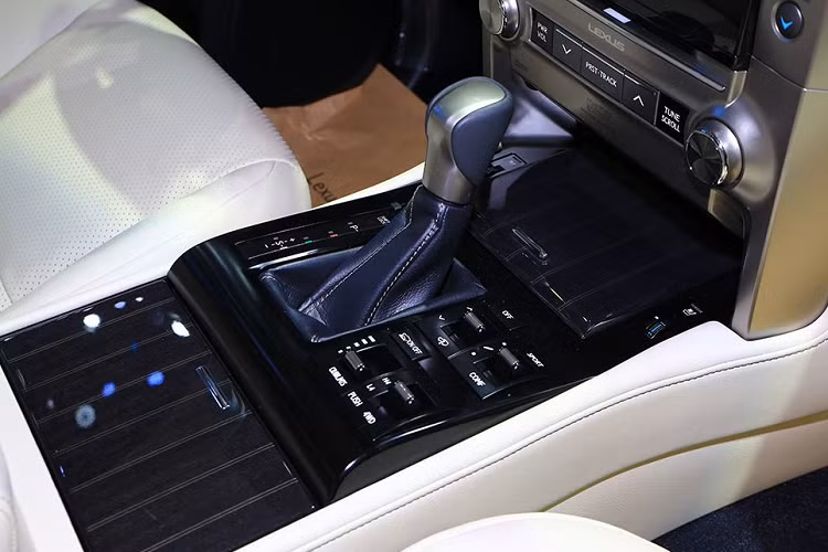 Bước vào không gian nội thất, GX460 2020 tiếp tục phát huy truyền thống gọn gàng và sang trọng của mình với vật liệu cấu thành nên khoang cabin chủ yếu là da và gỗ. Về tiện nghi, mẫu SUV 7 chỗ được nhà sản xuất Nhật Bản trang bị các tính năng cao cấp như da semi-aniline, hệ thống âm thanh 17 loa Mark Levinson cao cấp, 2 màn hình giải trí cho hàng ghế thứ hai...