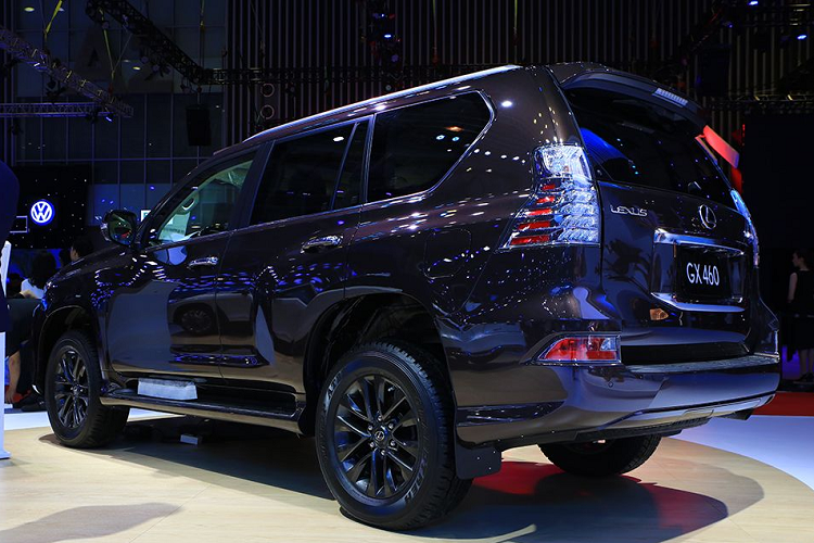 Cận cảnh cụm đèn chiếu sáng trước sắc nét và ấn tượng của GX460 2020. Theo Lexus, GX460 2020 được trang bị rất nhiều các công nghệ hỗ trợ người lái tiên tiến như hệ thống thanh cân bằng thủy động lực học điện tử, hệ thống treo tự động thích ứng AVS với bộ giảm xóc điều khiển tự động thích nghi mặt đường, 3 chế độ lái bao gồm Sport, Comfort và Normal.