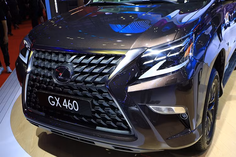 Ngoài ra, xe cũng được trang bị thêm nhiều công nghệ hiện đại và tiên tiến như hệ thống thanh cân bằng thuỷ động lực học điện tử, màn hình đa địa hình(Multi-Terrain Monitor) hay màn hình toàn cảnh (Panoramic View Monitors)...