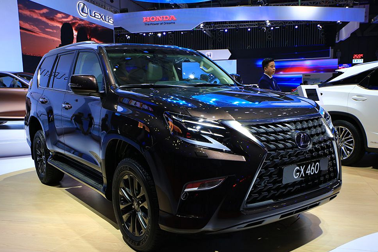 Theo đó, hãng xe hạng sang Nhật Bản - Lexus mới đây đã chính thức "vén màn" phiên bản nâng cấp 2020 của mẫu SUV GX460 tại thị trường Việt Nam. Tuy chỉ là một phiên bản nâng cấp nhẹ nhưng Lexus GX460 2020 vẫn sở hữu cho mình những thay đổi đáng ghi nhận, đặc biệt ở phần đầu xe với bộ lưới tản nhiệt kích thước "khủng".