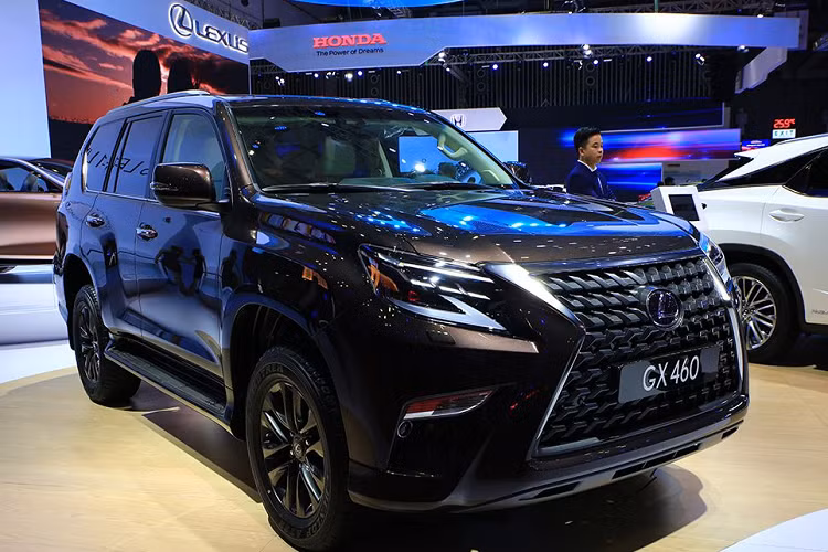 Theo đó, hãng xe hạng sang Nhật Bản - Lexus mới đây đã chính thức "vén màn" phiên bản nâng cấp 2020 của mẫu SUV GX460 tại thị trường Việt Nam. Tuy chỉ là một phiên bản nâng cấp nhẹ nhưng Lexus GX460 2020 vẫn sở hữu cho mình những thay đổi đáng ghi nhận, đặc biệt ở phần đầu xe với bộ lưới tản nhiệt kích thước "khủng".