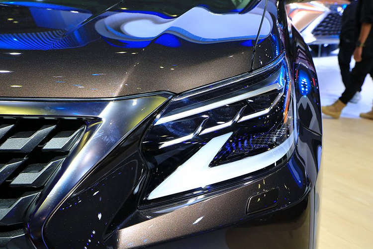 Đầu tiên, về thiết kế ngoại thất, điểm khác biệt lớn nhất trên GX460 2020 so với phiên bản tiền nhiệm chính nằm ở bộ lưới tản nhiệt khủng mà xe sở hữu. Bên cạnh đó, diện mạo của xe cũng thêm phần nổi bật với bộ đèn chiếu sáng chính với bóng đèn định vị hình móc câu sắc nét và ấn tượng.